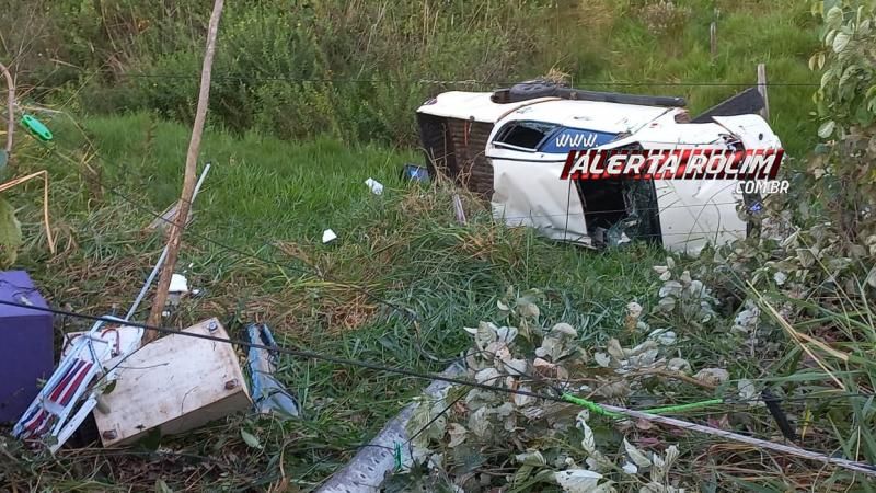 Durante tentativa de ultrapassagem, caminhonete capotou na RO 383 entre Santa Luzia e Rolim de Moura Durante tentativa de ultrapassagem, caminhonete capotou na RO 383 entre Santa Luzia e Rolim de Moura
