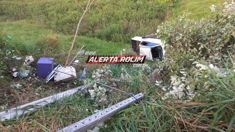 Durante tentativa de ultrapassagem, caminhonete capotou na RO 383 entre Santa Luzia e Rolim de Moura Durante tentativa de ultrapassagem, caminhonete capotou na RO 383 entre Santa Luzia e Rolim de Moura