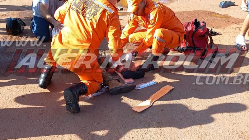 Idoso sofre fratura exposta na perna após ter moto atingida por carro no bairro Cidade Alta em Rolim de Moura Idoso sofre fratura exposta na perna após ter moto atingida por carro no bairro Cidade Alta em Rolim de Moura