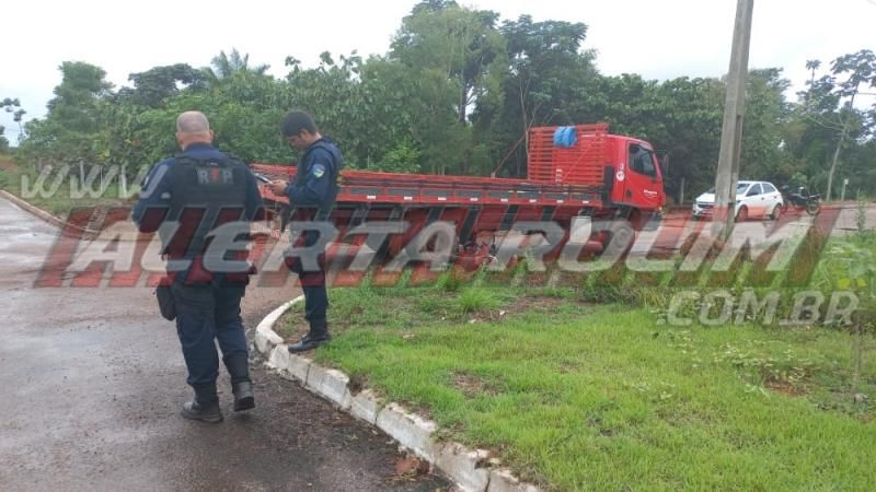 Moto foi parar embaixo de caminhão após colisão no loteamento Cidade Jardim em Rolim de Moura Moto foi parar embaixo de caminhão após colisão no loteamento Cidade Jardim em Rolim de Moura