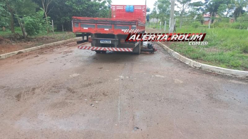 Moto foi parar embaixo de caminhão após colisão no loteamento Cidade Jardim em Rolim de Moura Moto foi parar embaixo de caminhão após colisão no loteamento Cidade Jardim em Rolim de Moura