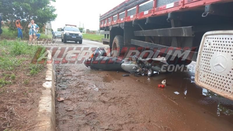 Moto foi parar embaixo de caminhão após colisão no loteamento Cidade Jardim em Rolim de Moura Moto foi parar embaixo de caminhão após colisão no loteamento Cidade Jardim em Rolim de Moura