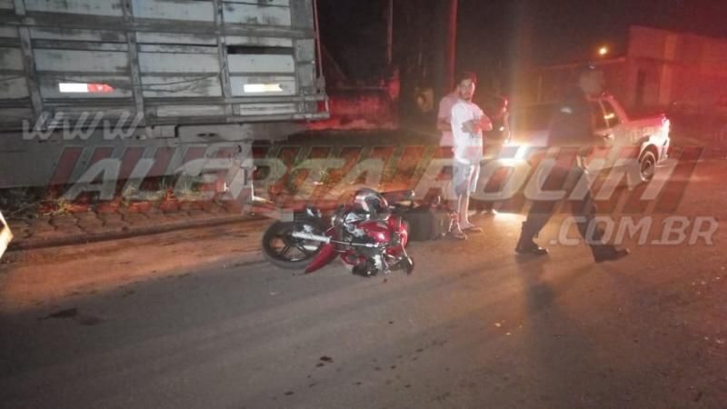Motociclista é socorrido após bater na traseira de caminhão estacionado em Rolim de Moura Motociclista é socorrido após bater na traseira de caminhão estacionado em Rolim de Moura