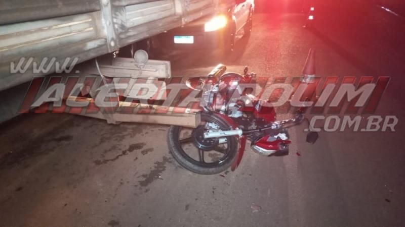 Motociclista é socorrido após bater na traseira de caminhão estacionado em Rolim de Moura Motociclista é socorrido após bater na traseira de caminhão estacionado em Rolim de Moura