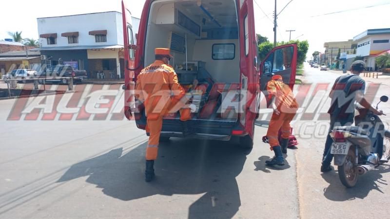 Motociclista sofre queda após enroscar em fio de telefonia no Centro de Rolim de Moura Motociclista sofre queda após enroscar em fio de telefonia no Centro de Rolim de Moura