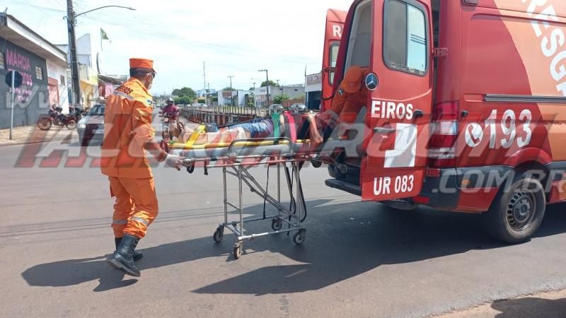 Motociclista sofre queda após enroscar em fio de telefonia no Centro de Rolim de Moura Motociclista sofre queda após enroscar em fio de telefonia no Centro de Rolim de Moura