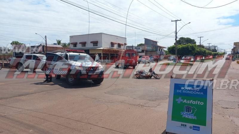 Motociclista sofre queda após enroscar em fio de telefonia no Centro de Rolim de Moura Motociclista sofre queda após enroscar em fio de telefonia no Centro de Rolim de Moura