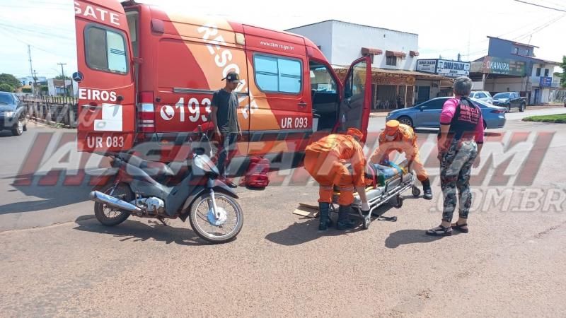 Motociclista sofre queda após enroscar em fio de telefonia no Centro de Rolim de Moura Motociclista sofre queda após enroscar em fio de telefonia no Centro de Rolim de Moura