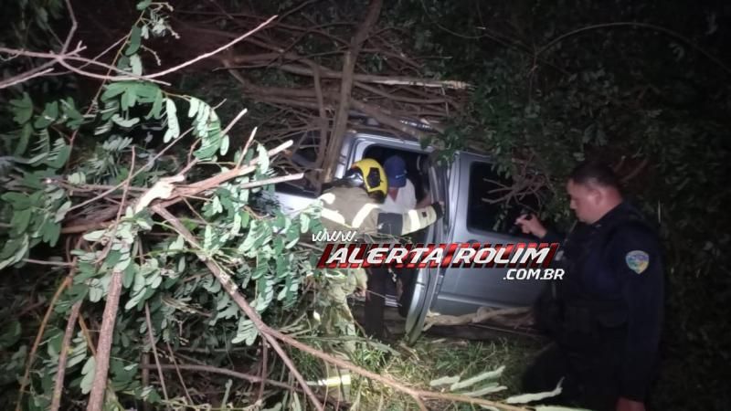Motorista de caminhonete foi parar em ribanceira após perder o controle da direção na RO 383 em Rolim de Moura Motorista de caminhonete foi parar em ribanceira após perder o controle da direção na RO 383 em Rolim de Moura