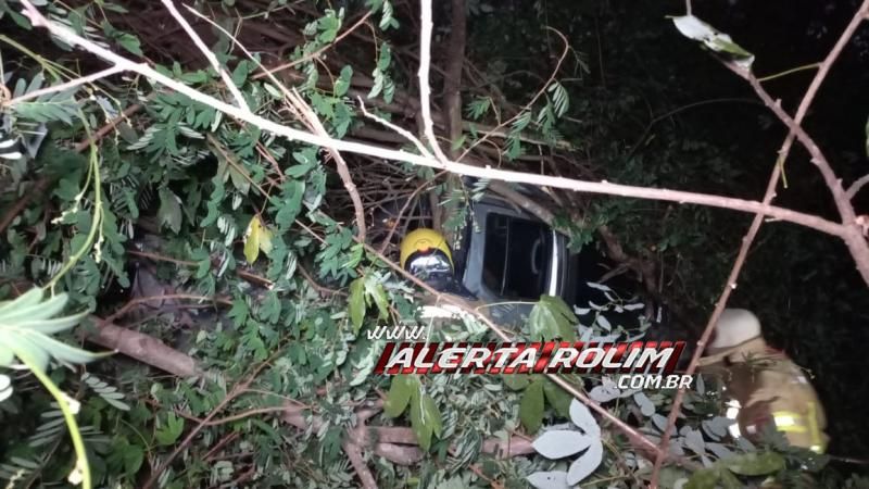 Motorista de caminhonete foi parar em ribanceira após perder o controle da direção na RO 383 em Rolim de Moura Motorista de caminhonete foi parar em ribanceira após perder o controle da direção na RO 383 em Rolim de Moura