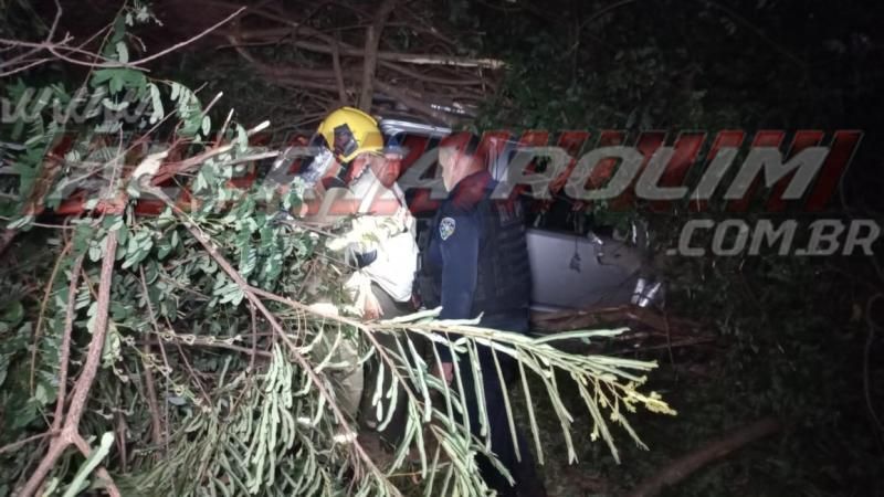 Motorista de caminhonete foi parar em ribanceira após perder o controle da direção na RO 383 em Rolim de Moura Motorista de caminhonete foi parar em ribanceira após perder o controle da direção na RO 383 em Rolim de Moura