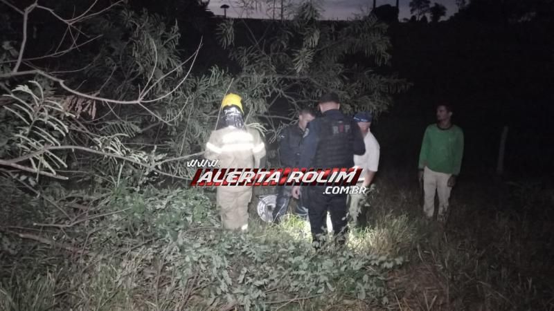 Motorista de caminhonete foi parar em ribanceira após perder o controle da direção na RO 383 em Rolim de Moura Motorista de caminhonete foi parar em ribanceira após perder o controle da direção na RO 383 em Rolim de Moura