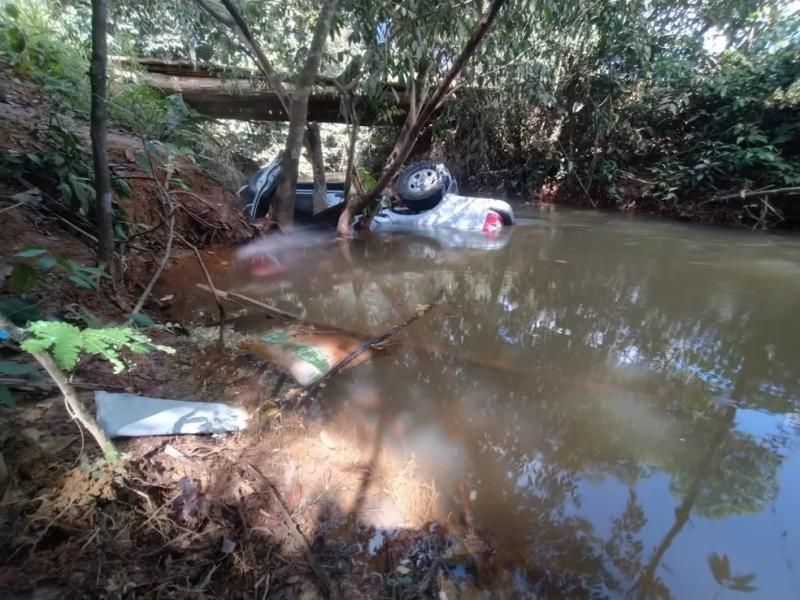 Três pessoas morrem após caminhonete cair de ponte na zona rural de Ariquemes Três pessoas morrem após caminhonete cair de ponte na zona rural de Ariquemes