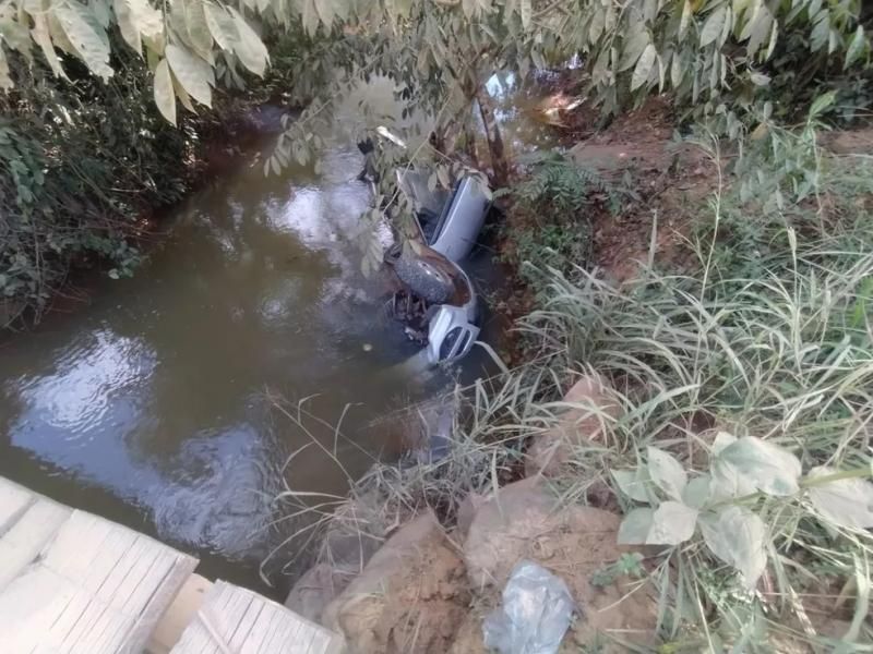 Três pessoas morrem após caminhonete cair de ponte na zona rural de Ariquemes Três pessoas morrem após caminhonete cair de ponte na zona rural de Ariquemes
