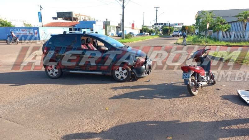 Uma pessoa ficou ferida após colisão entre carro e moto nesta manhã em Rolim de Moura - Vídeo Uma pessoa ficou ferida após colisão entre carro e moto nesta manhã em Rolim de Moura - Vídeo