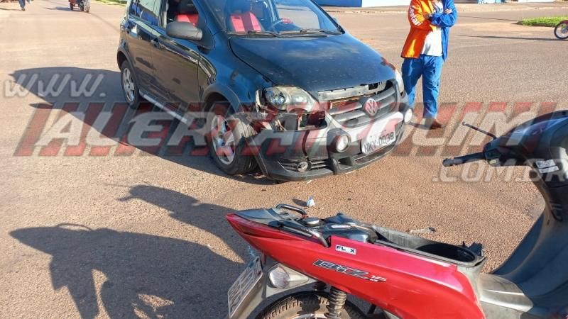 Uma pessoa ficou ferida após colisão entre carro e moto nesta manhã em Rolim de Moura - Vídeo Uma pessoa ficou ferida após colisão entre carro e moto nesta manhã em Rolim de Moura - Vídeo