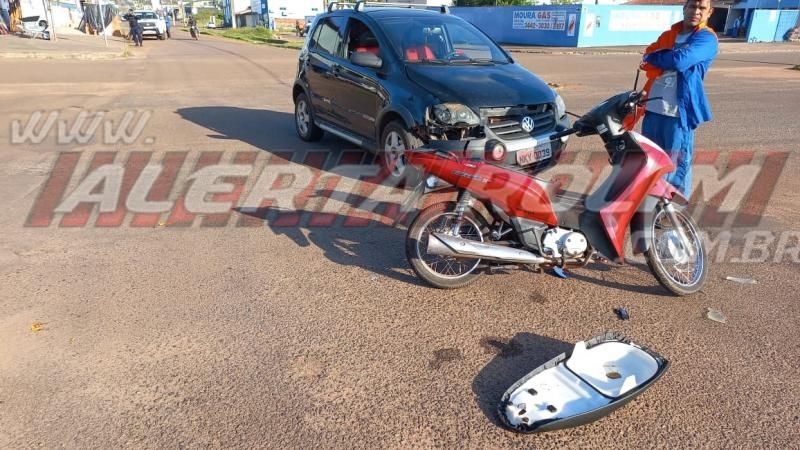 Uma pessoa ficou ferida após colisão entre carro e moto nesta manhã em Rolim de Moura - Vídeo Uma pessoa ficou ferida após colisão entre carro e moto nesta manhã em Rolim de Moura - Vídeo