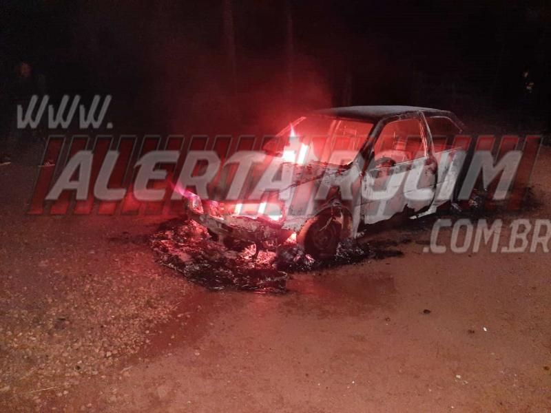 Veículo foi incendiado durante a noite na linha 176 em Rolim de Moura Veículo foi incendiado durante a noite na linha 176 em Rolim de Moura