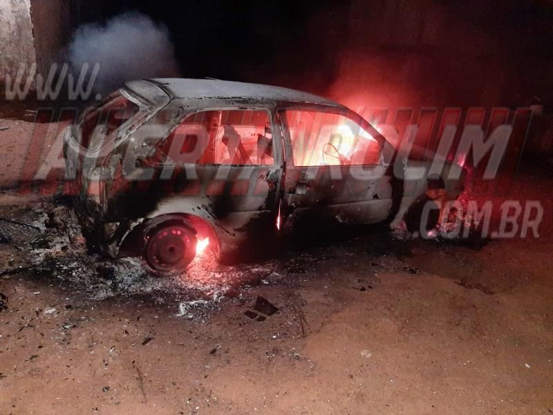 Veículo foi incendiado durante a noite na linha 176 em Rolim de Moura Veículo foi incendiado durante a noite na linha 176 em Rolim de Moura