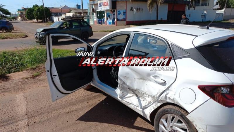 Colisão entre dois carros foi registrada nesta manhã no bairro Planalto em Rolim de Moura 