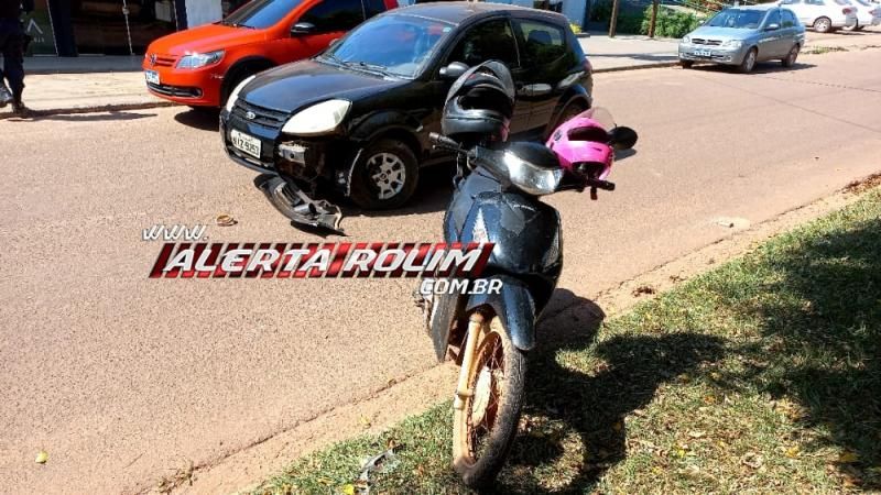 Ao sair de estacionamento, motorista de carro atingiu moto no Centro de Rolim de Moura Ao sair de estacionamento, motorista de carro atingiu moto no Centro de Rolim de Moura