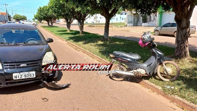 Ao sair de estacionamento, motorista de carro atingiu moto no Centro de Rolim de Moura Ao sair de estacionamento, motorista de carro atingiu moto no Centro de Rolim de Moura