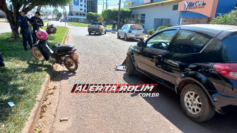Ao sair de estacionamento, motorista de carro atingiu moto no Centro de Rolim de Moura Ao sair de estacionamento, motorista de carro atingiu moto no Centro de Rolim de Moura
