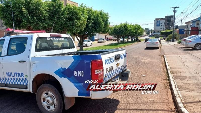 Ao sair de estacionamento, motorista de carro atingiu moto no Centro de Rolim de Moura Ao sair de estacionamento, motorista de carro atingiu moto no Centro de Rolim de Moura