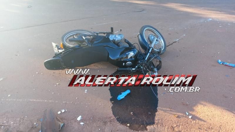 Após avançar via e ocasionar acidente, motociclista se evadiu do local antes da chegada da PM em Rolim de Moura - Vídeo Após avançar via e ocasionar acidente, motociclista se evadiu do local antes da chegada da PM em Rolim de Moura - Vídeo