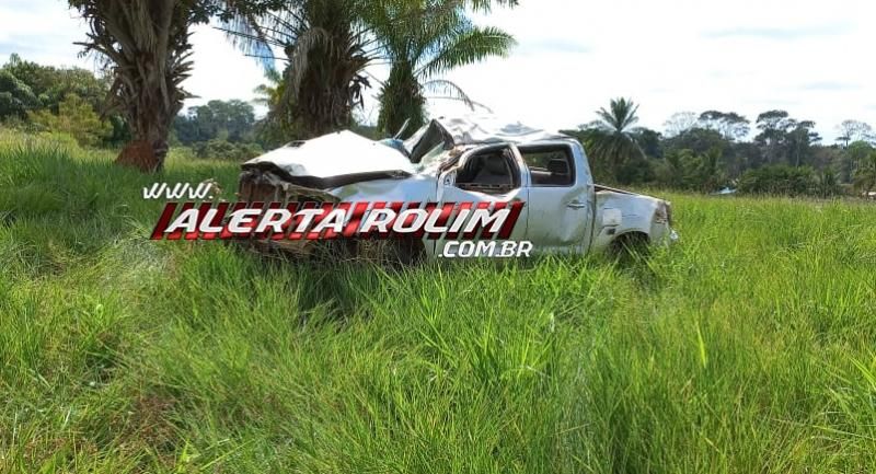 Após motorista perder o controle da direção, caminhonete capotou diversas vezes na RO 010 em Rolim de Moura Após motorista perder o controle da direção, caminhonete capotou diversas vezes na RO 010 em Rolim de Moura
