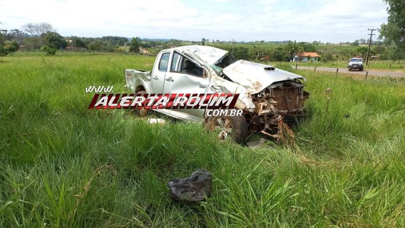 Após motorista perder o controle da direção, caminhonete capotou diversas vezes na RO 010 em Rolim de Moura Após motorista perder o controle da direção, caminhonete capotou diversas vezes na RO 010 em Rolim de Moura