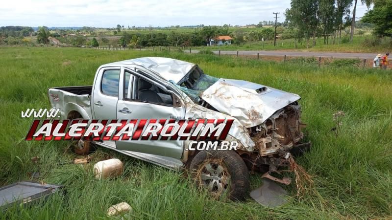 Após motorista perder o controle da direção, caminhonete capotou diversas vezes na RO 010 em Rolim de Moura Após motorista perder o controle da direção, caminhonete capotou diversas vezes na RO 010 em Rolim de Moura
