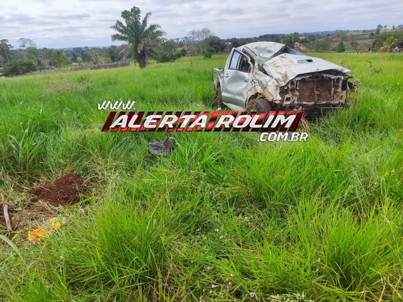 Após motorista perder o controle da direção, caminhonete capotou diversas vezes na RO 010 em Rolim de Moura Após motorista perder o controle da direção, caminhonete capotou diversas vezes na RO 010 em Rolim de Moura