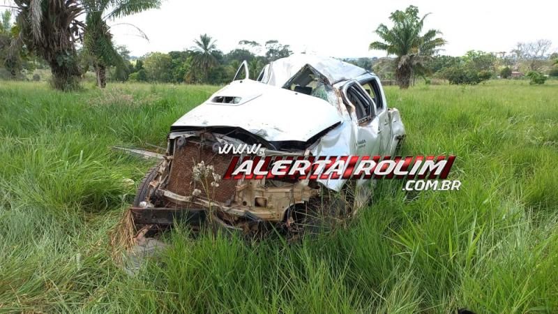 Após motorista perder o controle da direção, caminhonete capotou diversas vezes na RO 010 em Rolim de Moura Após motorista perder o controle da direção, caminhonete capotou diversas vezes na RO 010 em Rolim de Moura