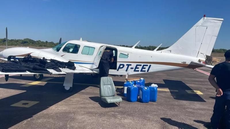 Barras de ouro são apreendidas em compartimento secreto de avião que sobrevoava em RO sem plano de voo Barras de ouro são apreendidas em compartimento secreto de avião que sobrevoava em RO sem plano de voo