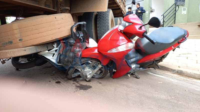 Carreta com problema mecânico bate em duas motos, um carro e só para no muro de residência em Cacoal Carreta com problema mecânico bate em duas motos, um carro e só para no muro de residência em Cacoal