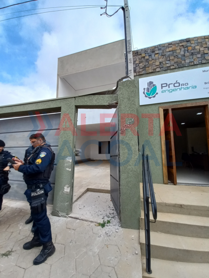 Carreta com problema mecânico bate em duas motos, um carro e só para no muro de residência em Cacoal Carreta com problema mecânico bate em duas motos, um carro e só para no muro de residência em Cacoal