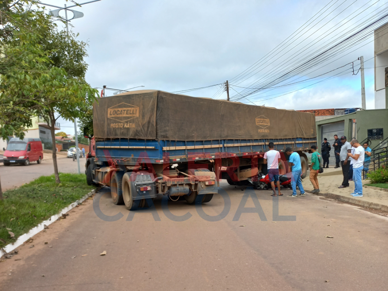 Carreta com problema mecânico bate em duas motos, um carro e só para no muro de residência em Cacoal Carreta com problema mecânico bate em duas motos, um carro e só para no muro de residência em Cacoal
