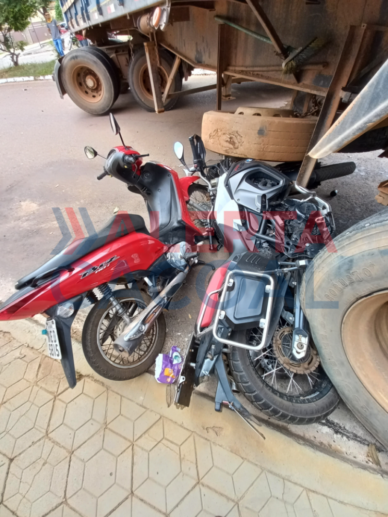 Carreta com problema mecânico bate em duas motos, um carro e só para no muro de residência em Cacoal Carreta com problema mecânico bate em duas motos, um carro e só para no muro de residência em Cacoal