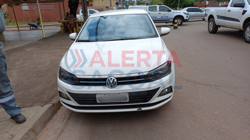 Carreta com problema mecânico bate em duas motos, um carro e só para no muro de residência em Cacoal Carreta com problema mecânico bate em duas motos, um carro e só para no muro de residência em Cacoal
