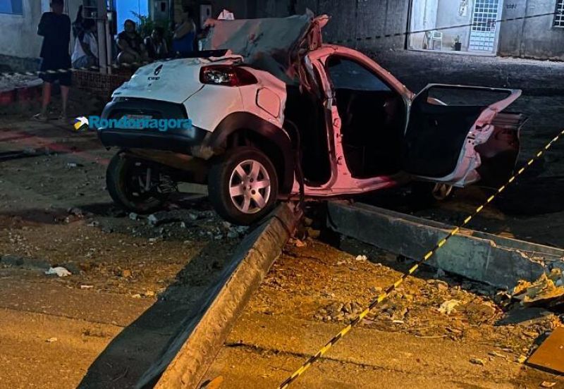 Carro derruba poste e passageiro morre em grave acidente em RO Carro derruba poste e passageiro morre em grave acidente em RO