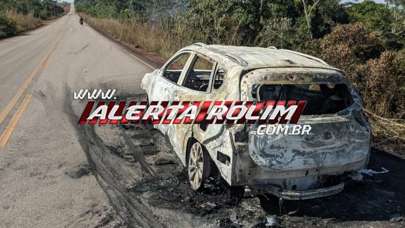 Carro foi completamente destruído por incêndio na RO 479 próximo ao trevo da BR 364 nesta tarde Carro foi completamente destruído por incêndio na RO 479 próximo ao trevo da BR 364 nesta tarde