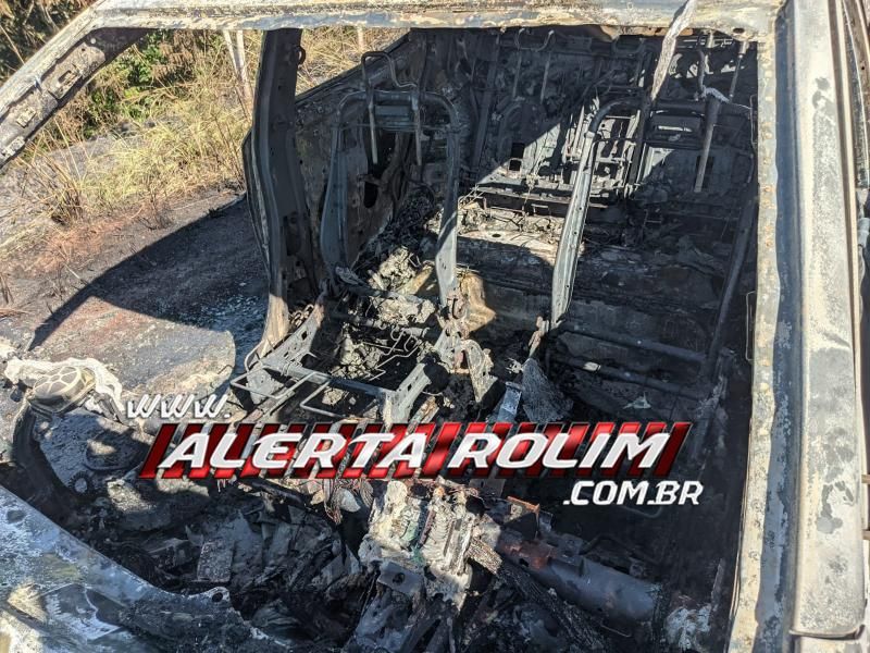 Carro foi completamente destruído por incêndio na RO 479 próximo ao trevo da BR 364 nesta tarde Carro foi completamente destruído por incêndio na RO 479 próximo ao trevo da BR 364 nesta tarde