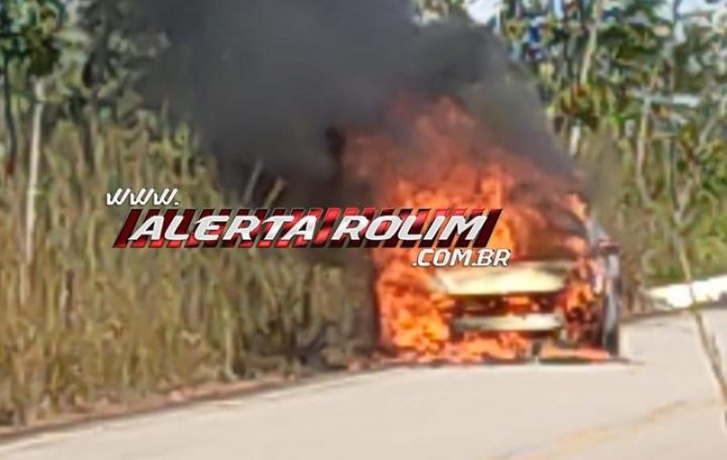Carro foi completamente destruído por incêndio na RO 479 próximo ao trevo da BR 364 nesta tarde Carro foi completamente destruído por incêndio na RO 479 próximo ao trevo da BR 364 nesta tarde