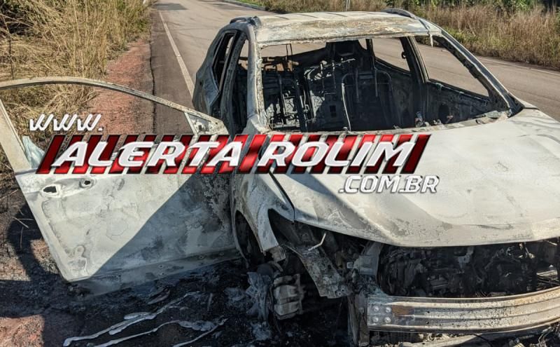Carro foi completamente destruído por incêndio na RO 479 próximo ao trevo da BR 364 nesta tarde Carro foi completamente destruído por incêndio na RO 479 próximo ao trevo da BR 364 nesta tarde