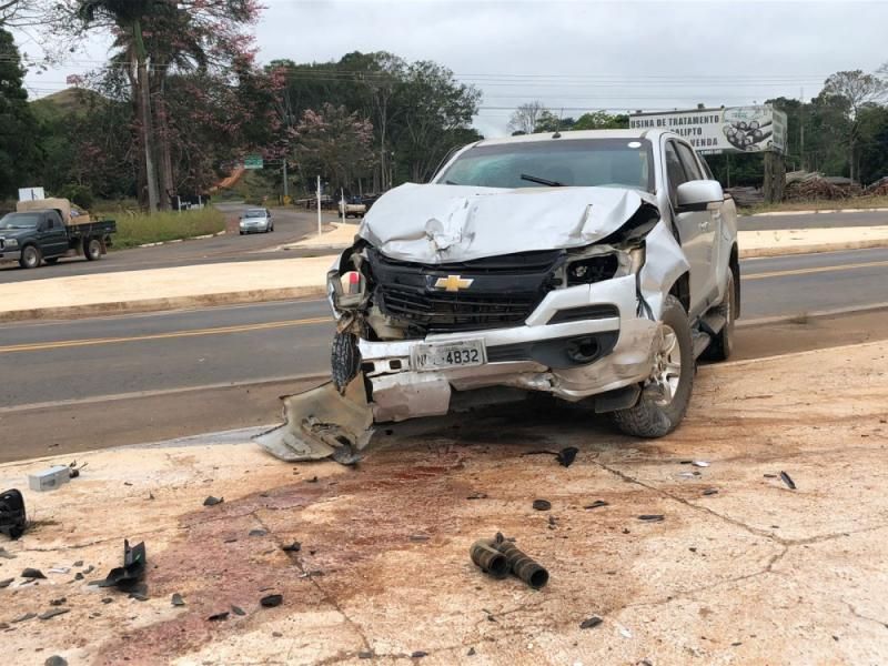 Colisão com caminhonete deixou fiat Strada destruído nesta manhã em RO Colisão com caminhonete deixou fiat Strada destruído nesta manhã em RO