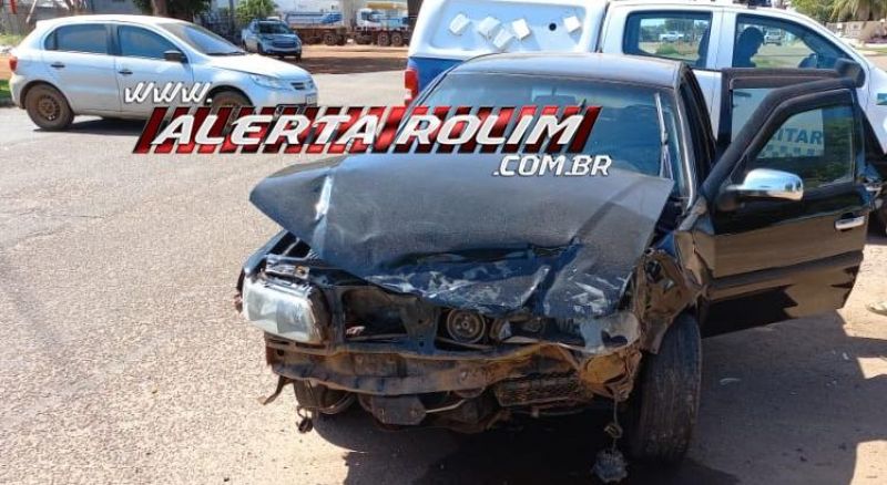 Colisão entre dois carros foi registrada nesta manhã no Centro de Rolim de Moura Colisão entre dois carros foi registrada nesta manhã no Centro de Rolim de Moura