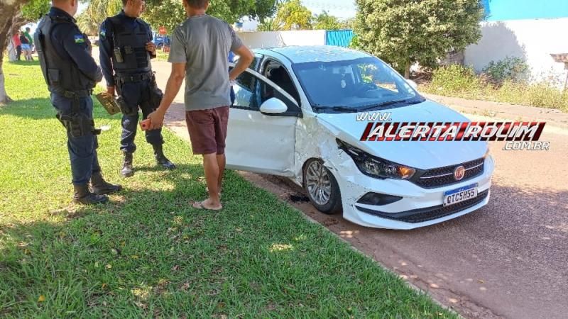 Colisão entre dois carros foi registrada nesta manhã no Centro de Rolim de Moura Colisão entre dois carros foi registrada nesta manhã no Centro de Rolim de Moura