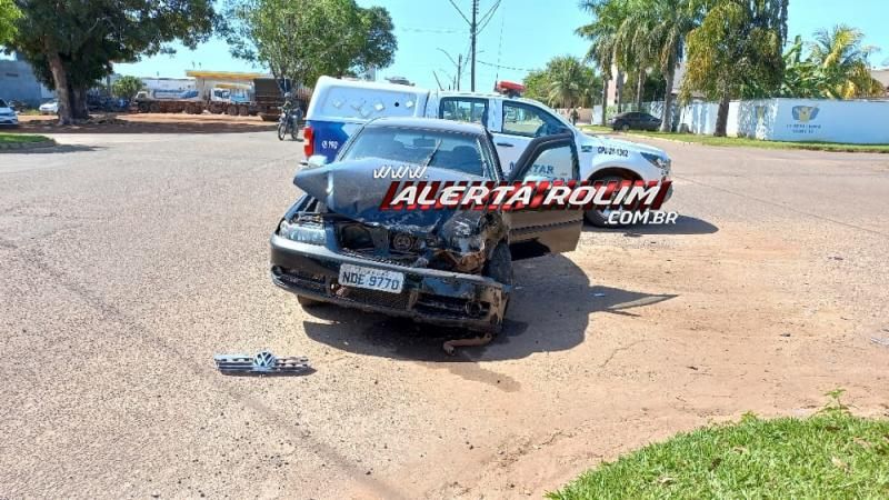 Colisão entre dois carros foi registrada nesta manhã no Centro de Rolim de Moura Colisão entre dois carros foi registrada nesta manhã no Centro de Rolim de Moura