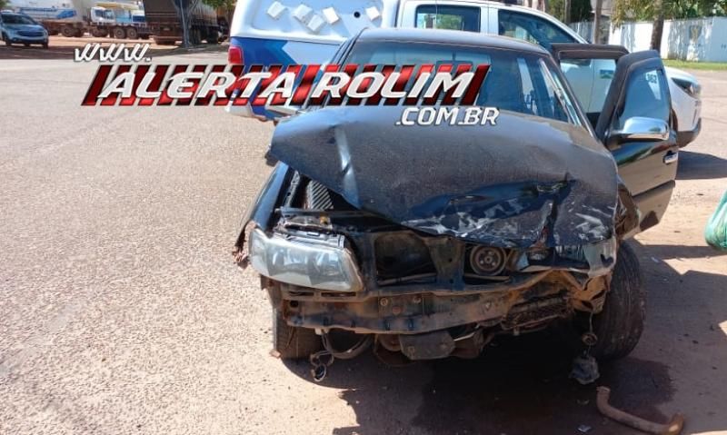 Colisão entre dois carros foi registrada nesta manhã no Centro de Rolim de Moura Colisão entre dois carros foi registrada nesta manhã no Centro de Rolim de Moura